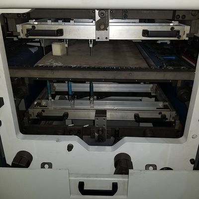 Máquina semiautomática de corte y desgaste de piezas planas para envases de cajas de gran volumen
