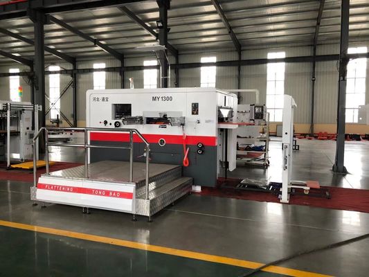 Máquina de corte de papel ondulado a presión de cama plana semiautomática con suministro completo de eliminación de residuos