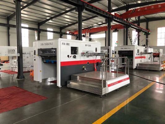 Máquina de corte de papel ondulado a presión de cama plana semiautomática con suministro completo de eliminación de residuos