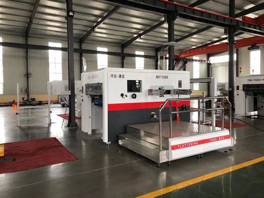 Máquina de corte de papel ondulado a presión de cama plana semiautomática con suministro completo de eliminación de residuos