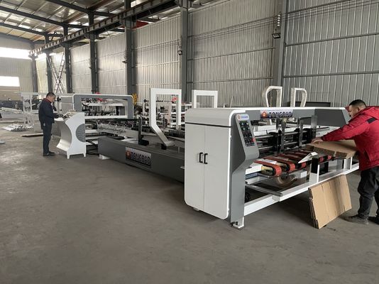 Máquina de plegado y pegado de cartón con accionamiento eléctrico para envases